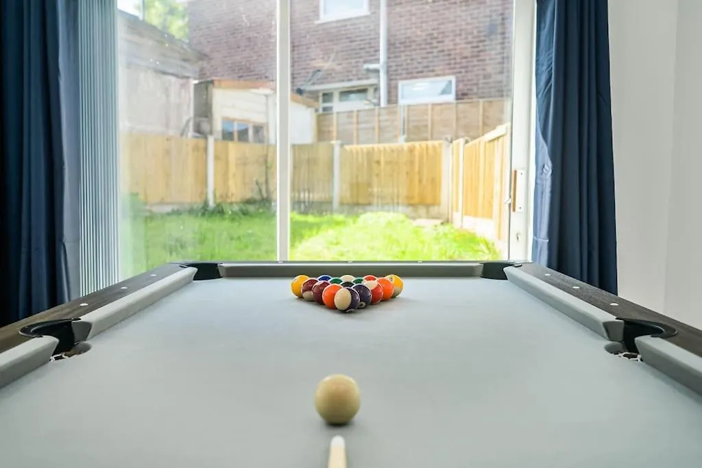 Spacious 4Bed Home, Sleeps 10, Pool Table, Parking, Perfect For Groups-1