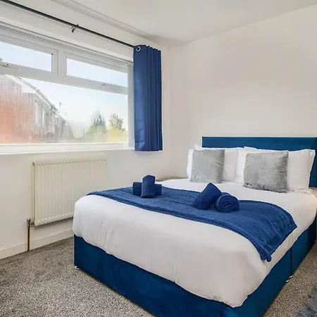 Spacious 4Bed Home, Sleeps 10, Pool Table, Parking, Perfect For Groups-2